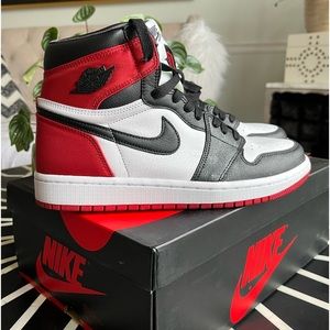 WOMEN’S AIR JORDAN 1 RETRO HIGH 'OG VARSITY RED SATIN BLACK TOE